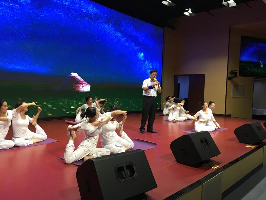 说明: D:\2018年新闻\180530 工会 玩滚官网举办“传承民族经典 坚定文化自信”教职工葫芦丝协会汇报演出\2、夏伟校长独奏.JPG
